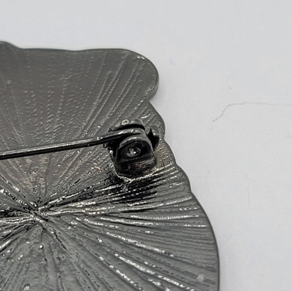 Hip-Hop Pug Brooch Pin - Enamel Dog with Bandana & Gold Chain Accessory Unisex - Picture 5 of 8